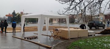 На Ярмарочной площади устанавливают ёлку