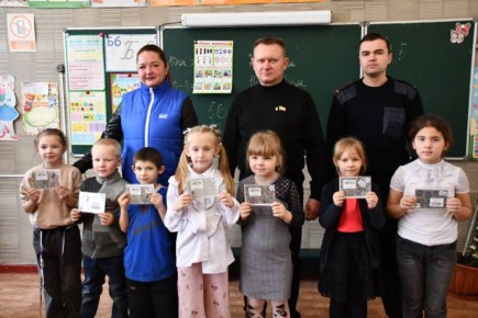 В Первомайском городском округе первоклассникам вручили световозращающие наклейки