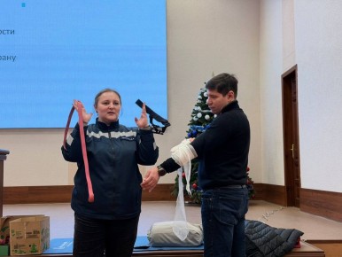 В ЧЕМ РАЗНИЦА МЕЖДУ ПЕРВОЙ И МЕДИЦИНСКОЙ ПОМОЩЬЮ