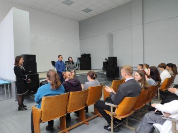 Юлия Кожухарь: В рамках проекта ГосСтарт.Диалог, совместно с заместителем Главы Администрации Александром Майбородой мы провели встречу с учащимися Песковской средней школы