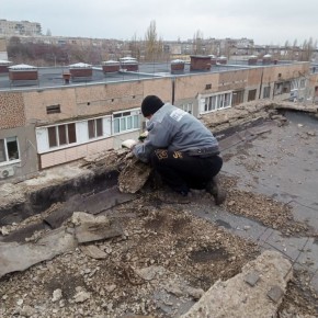 Брянковский филиал НКО «Единый региональный фонд по управлению многоквартирными домами ЛНР» выполнил ремонт парапетов по адресу: