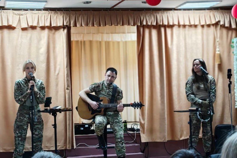 Новогоднее настроение в Семейном центре Свердловска: концерт от ДШК «Солнце за нас»