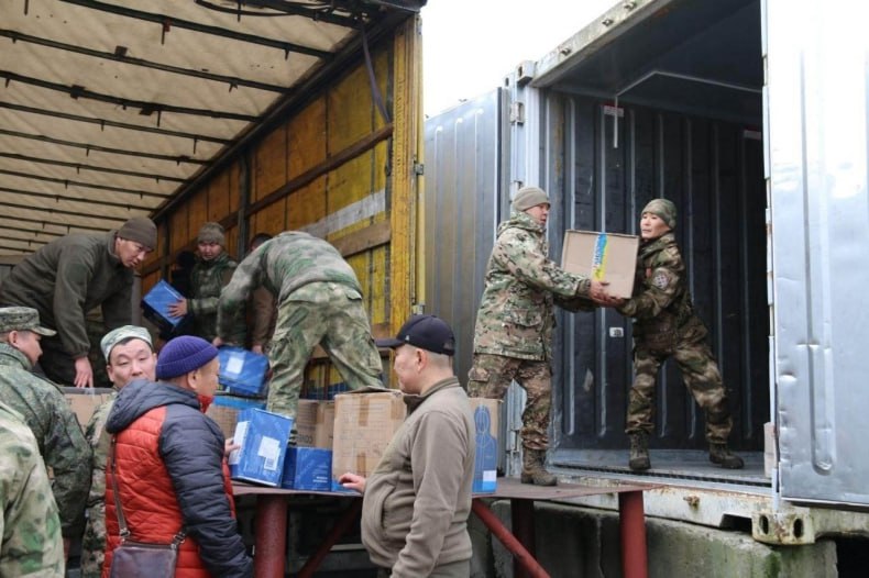 Пограничники Тувы направляют очередную партию гуманитарного груза для жителей Свердловского округа ЛНР