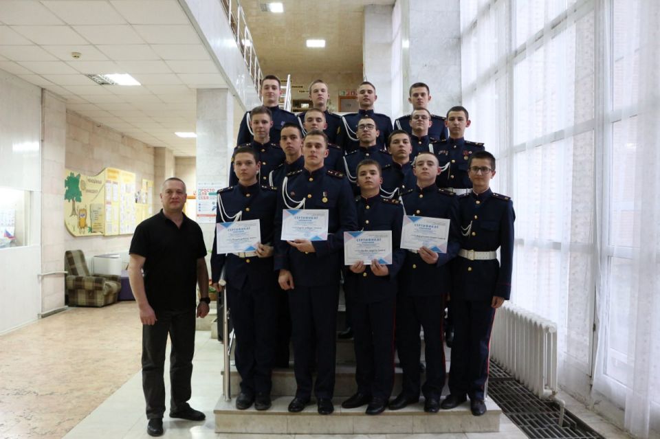 Ко Дню Конституции РФ в Луганской молодежной библиотеке прошел захватывающий квиз «Равнение на Право»