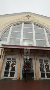 Новый год близко: даже мясо-молочный павильон на Центральном рынке Луганска готов к новогодним праздникам