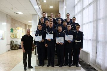 Ко Дню Конституции РФ в Луганской молодежной библиотеке прошел захватывающий квиз «Равнение на Право»