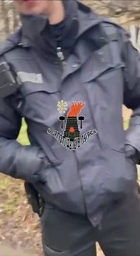 «Привет, придурки!». Теперь это официальное приветствие к нац.полиции на Украине А ведь паренек оказался смелым и не побоялся спросить с полицейских за то, что те пытались похитить его отца