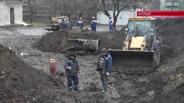 Антрацитовский департамент ГУП ЛНР «Лугансквода» проводит замену аварийного участка водопроводной сети