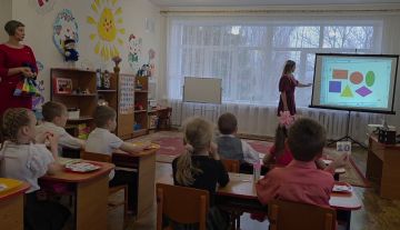 Сегодня состоялся важный семинар «Педагогическое содружество «Детский сад - школа - вуз», организованный Ровеньковской школой № 3 им. А.Ф. Бурды, совместно с Ровеньковским ясли-садом комбинированного вида «Ивушка»