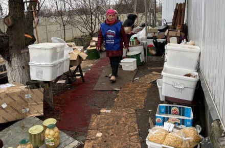 В рамках «Декады добрых дел», посвященной 24-летию «Единой России», активисты Славяносербщины передали помощь нуждающимся жителям