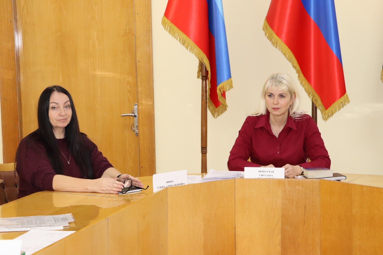 В Стаханове прошло очередное заседание комиссии по делам несовершеннолетних и защите их прав