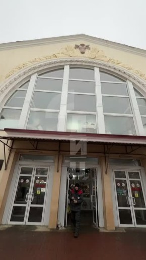 Новый год близко: даже мясо-молочный павильон на Центральном рынке Луганска готов к новогодним праздникам