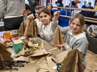 В Новоайдарском доме культуры прошёл новогодний мастеркласс для детей от Луганского дома молодёжи