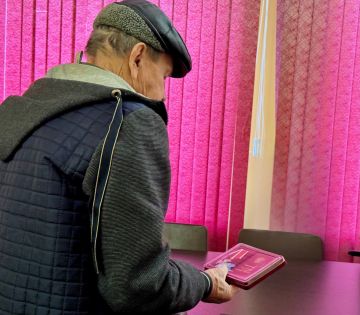 Сегодня, военный комиссар Меловского района Павленко Вячеслав Сергеевич, совместно с заместителем Главы Администрации Меловского МО Прищепой Алиной Геннадиевной вручили две Государственные награды Российской Федерации «Орден...