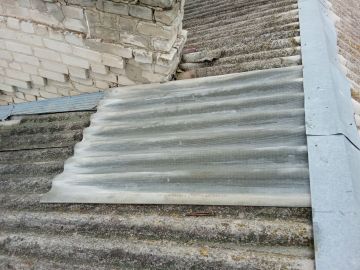 В рамках плана восстановления шиферной кровли многоквартирных домов, работники аварийных бригад, созданные при поддержке Карачаево-Черкесской Республики, выполнили работы по замене отдельных листов шифера