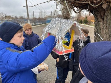 В "Станично-Луганской средней школе имени Грекова П.М." сегодня царила атмосфера заботы о природе! 11 декабря юные натуралисты 6 класса, под чутким руководством учителя биологии Яцкевич Л.А., активно включились в...