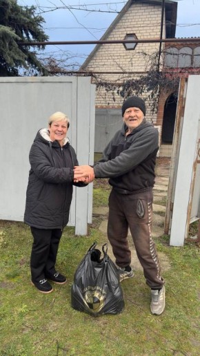 Нижнетепловский отдел жизнеобеспечения населения в рамках Акции Добрых Дел , в преддверии Новогодних Праздников , начал адресно развозить гуманитарную помощь пожилым людям села Артёма