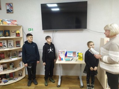 12 декабря в Краснолучской центральной городской библиотеке им. Н.К. Крупской для юных читателей прошла информ-минутка «Конституция – основной закон государства»