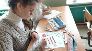 В День Конституции: Знания–Сила! Советник директора провела увлекательный квиз-игру