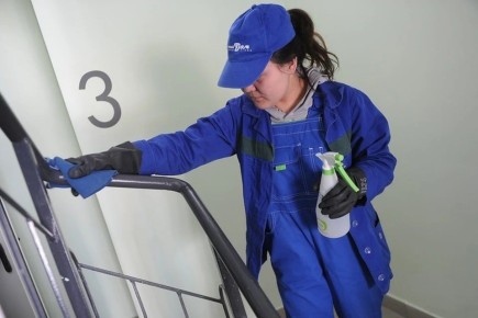 Доплачивать не придётся: В ЛНР управляющие компании будут мыть подъезды, лифты и менять окна