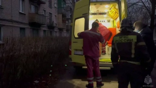 Пожар в Красном Луче: спасатели вынесли пенсионерку из горящей квартиры