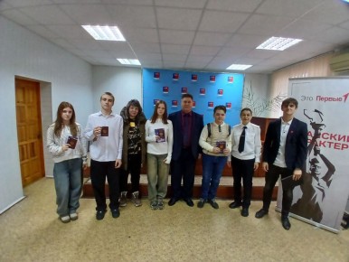 Альберт Зинченко: Сегодня совместно с инспектором отдела по вопросам миграции ОМВД России "Станично-Луганский", лейтенантом полиции Еленой Антиповой вручили первые паспорта юным гражданам России