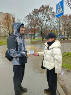 В Ровеньковской школе №3 родительский патруль напомнил жителям города о необходимости соблюдения правил дорожного движения, особенно в условиях плохой погоды