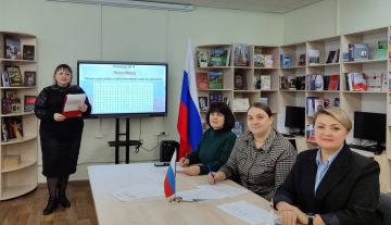 В модельной библиотеке АГЦБС собрались студенты АКИТЭ и Молодежный совет при Администрации округа, чтобы принять участие в интеллектуальной игре «Знатоки Конституции», посвящённой основному Закону Российской Федерации