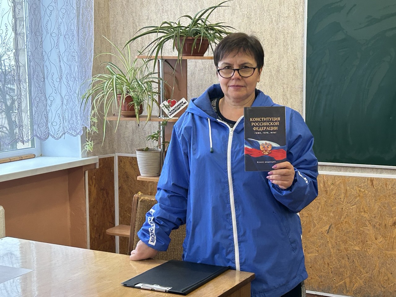 В День Конституции РФ активисты первичного отделения №17 г.Вахрушево провели тематический урок, посвященный Дню Конституции Российской Федерации с учащимися 10-го класса Вахрушевского УВК № 2 «Берегиня»