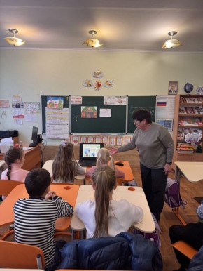 С целью содействия гражданско-патриотическому воспитанию, формированию правовой культуры подрастающего поколения руководителем патриотического кружка городского дворца культуры был подготовлен час истории "Я и Конституция...