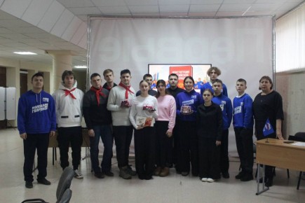 Сегодня активисты «Молодой Гвардии Единой России» при содействии Славяносербского отделения "Единой России" ко Дню Конституции Российской Федерации провели увлекательный квиз для учащихся школы, студентов местного техникума...