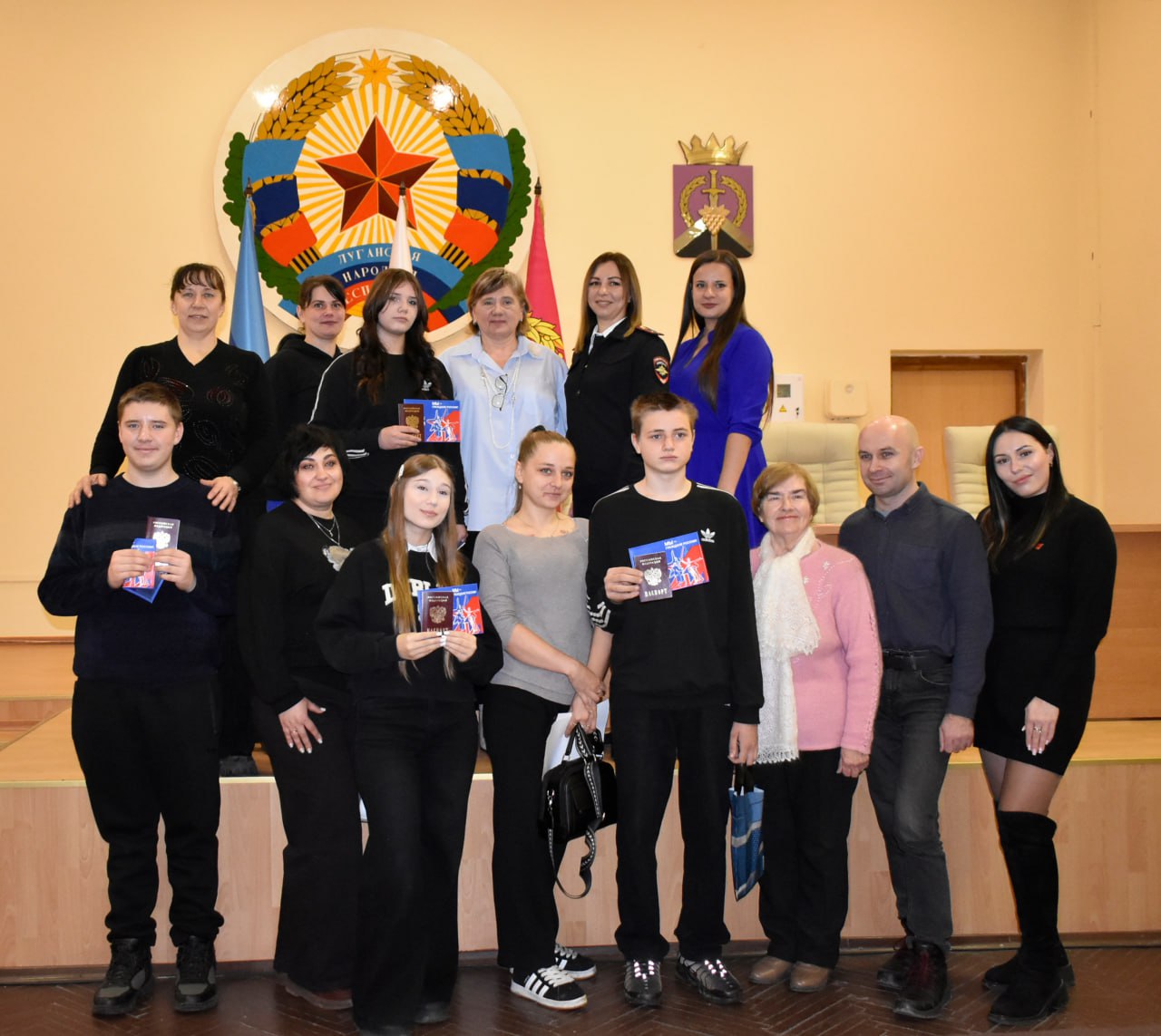 В Администрации Перевальского округа состоялась торжественная церемония вручения паспортов гражданина РФ юным жителям, достигшим 14-летнего возраста
