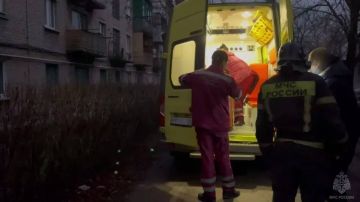 Пожар в Красном Луче: спасатели вынесли пенсионерку из горящей квартиры