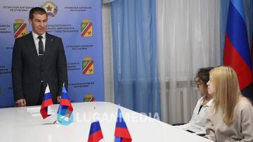 В День Конституции РФ юным первомайцам вручили паспорта