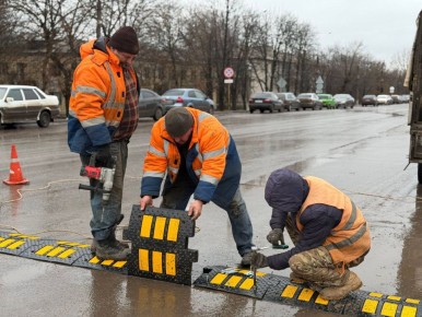 Сергей Колягин: Еще одну искусственную дорожную неровность установили специалисты Муниципального унитарного предприятия «Комбинат коммунальных услуг города Первомайска» по улице Ленина