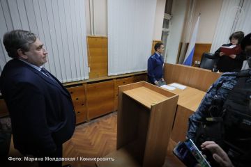 Бывшего свердловского министра ЖКХ Николая Смирнова признали виновным в получении взятки, передает корреспондент «Ъ-Урал»