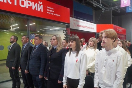 Ко Дню Конституции РФ вручили паспорта юным свердловчанам