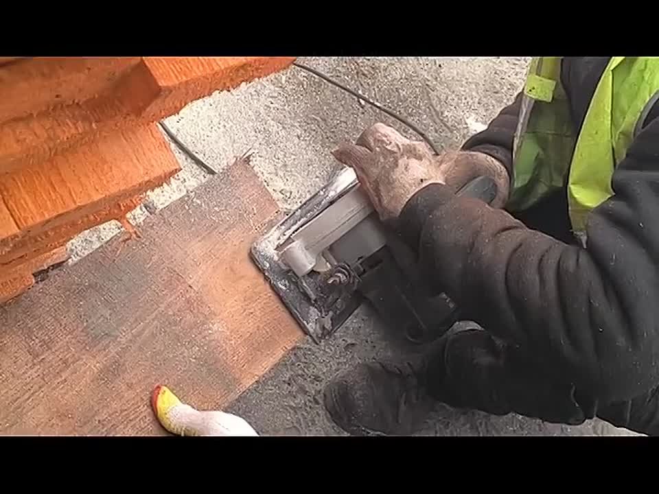 Продолжаются работы по капитальному ремонту кровли по адресу: г. Суходольск, ул. Есенина, д. № 7. В настоящее время тюменские строители завершают кладку кирпича вентиляционных шахт