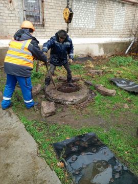 Сотрудники Краснодонского департамента филиала ГУП ЛНР "Лугансквода" совместно с бригадой «ТюменьБурСтрой» активно работают над улучшением системы водоснабжения и водоотведения на территории муниципального округа