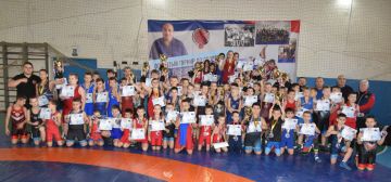 Сегодня в Новопскове собрались юные таланты спортивной борьбы, чтобы почтить память выдающегося наставника Александра Сафарбековича Абаева