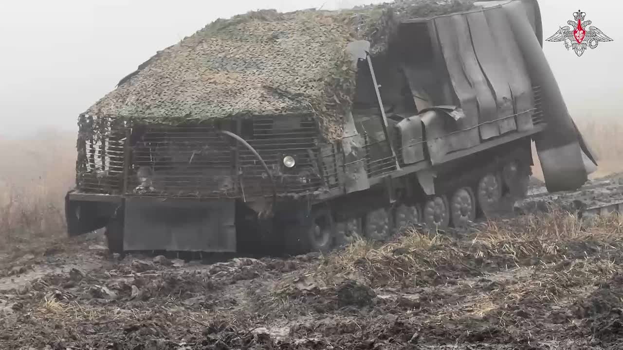 Военнослужащие 39-й мотострелковой бригады группировки войск «Центр» продолжают совершенствовать свои навыки в преодолении препятствий на боевой технике в тыловом районе зоны спецоперации