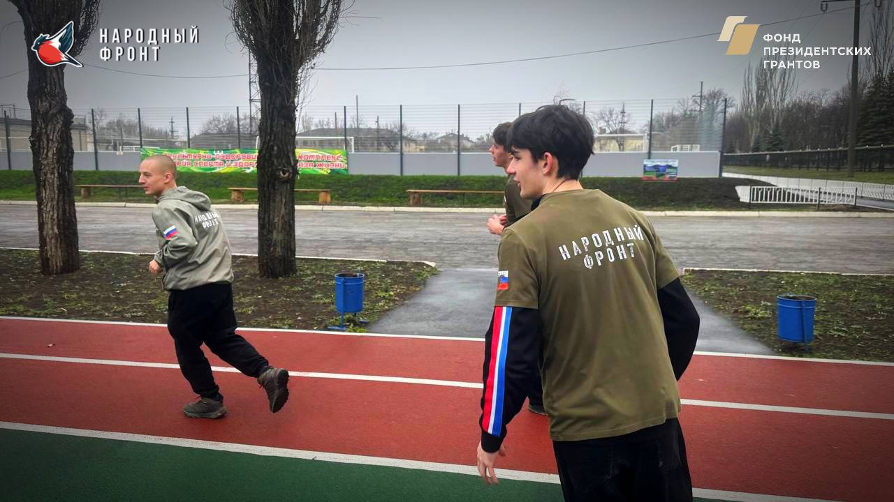 Активисты Молодёжки НФ ЛНР из Стаханова решили объединить полезное с приятным и организовали тренировки по бегу на свежем воздухе