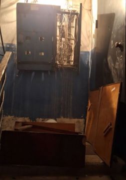 Бегал с ножом и угрожал соседям: В Луганске мужчина устроил погром в подъезде из-за лужи на полу