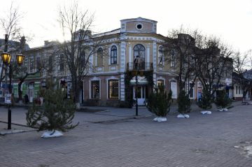 Владимир Чернев: На центральной площади стартовали работы по установке главной новогодней композиции нашего округа