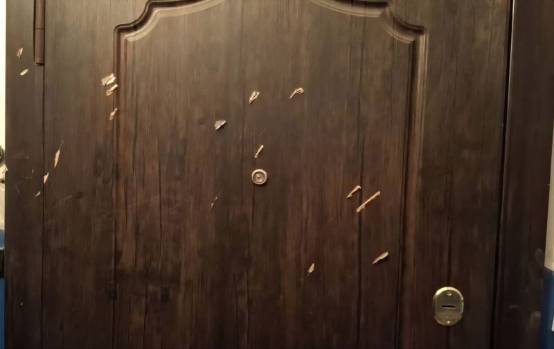 Луганские полицейские привлекли к админответственности жителя города, в состоянии алкогольного опьянения устроившего погром в подъезде