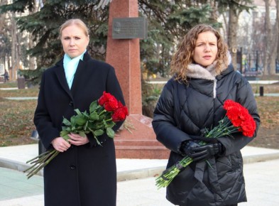 Будем помнить. В Луганске, 15 декабря, состоялась памятная церемония возложения цветов к памятнику «Репортерам, погибшим на войне»