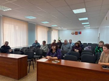 Сегодня Заместитель Главы Администрации Станично-Луганского МО Анна Кулиш провела заседание муниципальной комиссии по делам несовершеннолетних и защите их прав