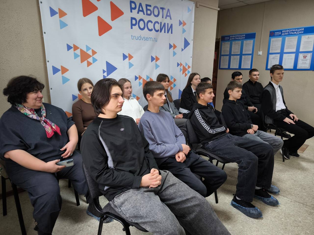 В рамках «Ярмарки учебных и рабочих мест» девятиклассники Краснодонской средней школы №8 встретились со старшей медсестрой детского отделения Краснодонской городской многопрофильной больницы — Калмыковой Татьяной