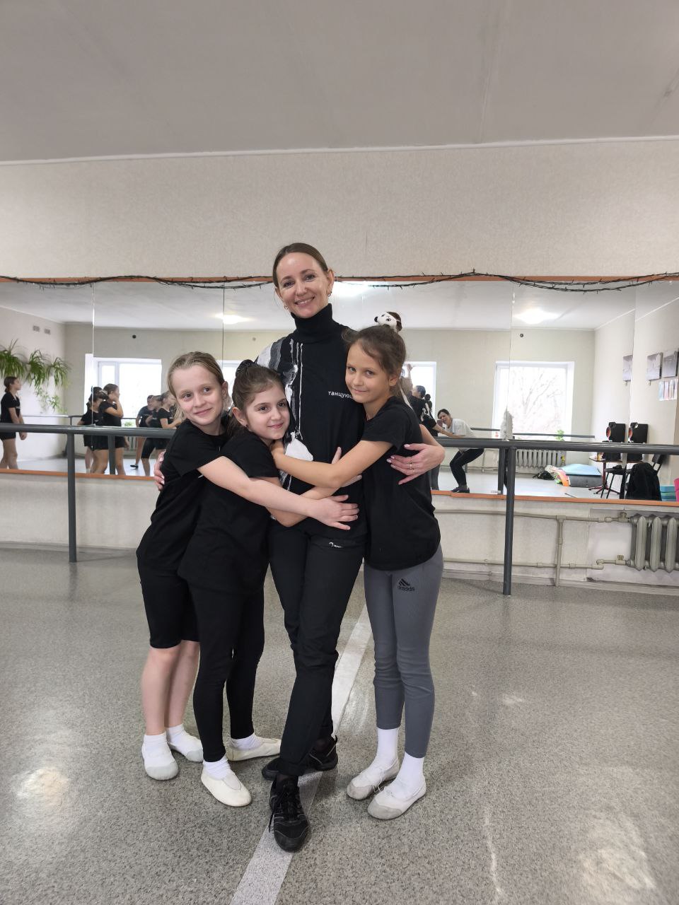 В Детской школе искусств № 2 г. Ровеньки на хореографическом отделе прошли мастер-классы по классическому танцу на тему "Основы классического танца в младших классах" и "Вспомогательные упражнения для укрепления мышц спины"
