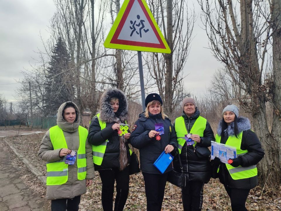 Акция « Снежинка ПДД». В преддверии зимних каникул инспектор ОГИБДД ОМВД России "Антрацитовский" совместно с родительским патрулём ГБОУ ЛНР «Червонополянский УВК» провела праздничную акцию «Снежинка ПДД»